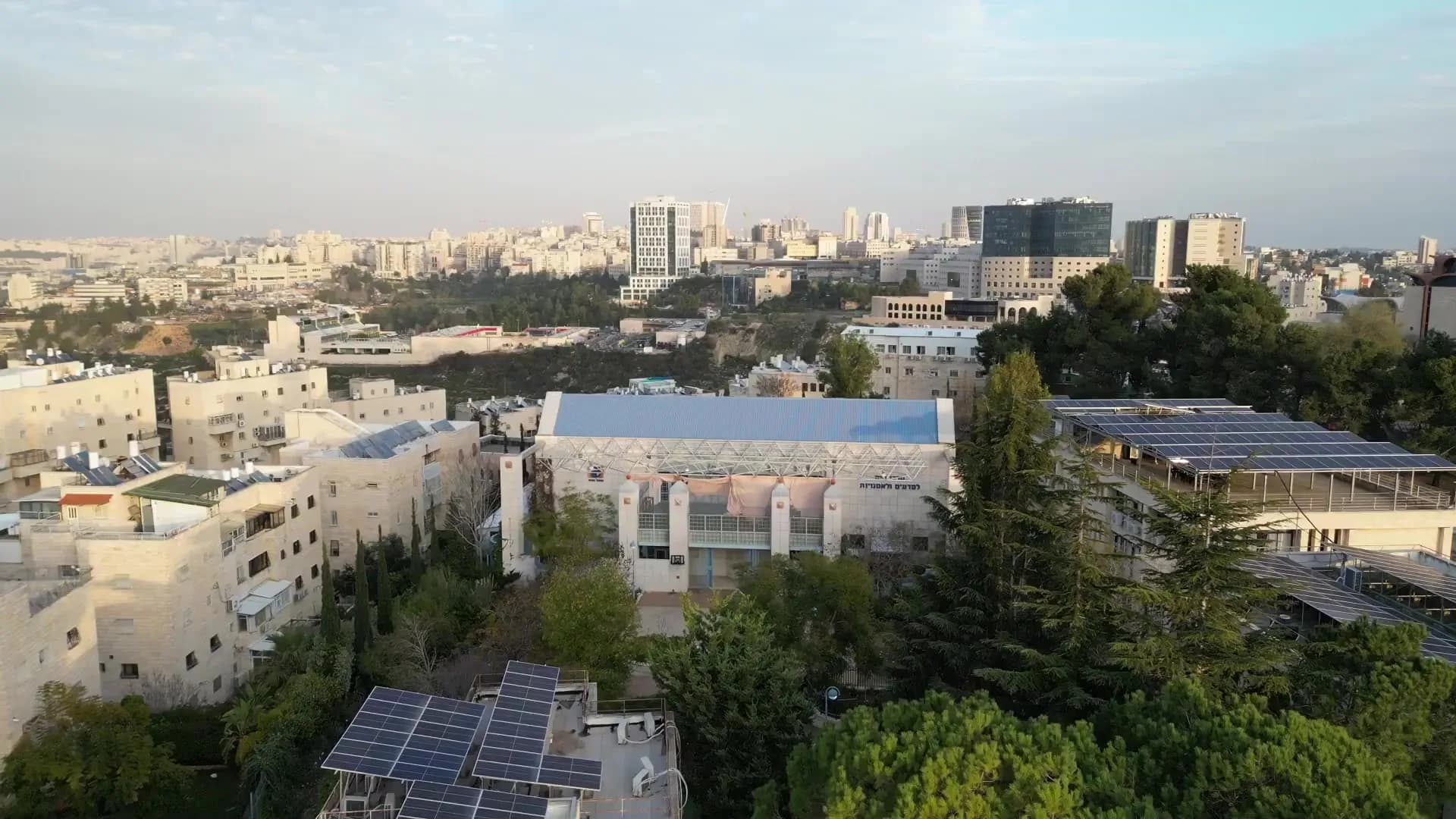 מבט אווירי על שכונת הר נוף וירושלים באור בוקר